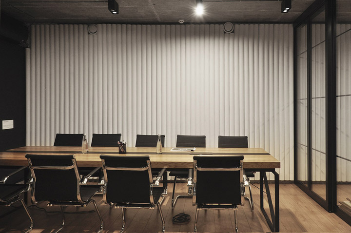 黑白灰質(zhì)感工業(yè)風工程公司辦公室裝修設(shè)計案例