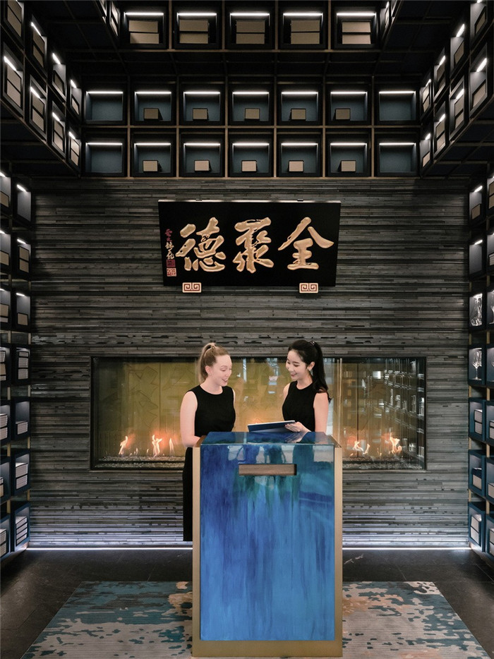 5D全沉浸式餐廳設(shè)計   溫哥華全聚德北京烤鴨店入口接待區(qū)裝修設(shè)計